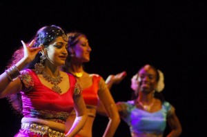 Modela tu silueta con la danza árabe y danza Bollywood