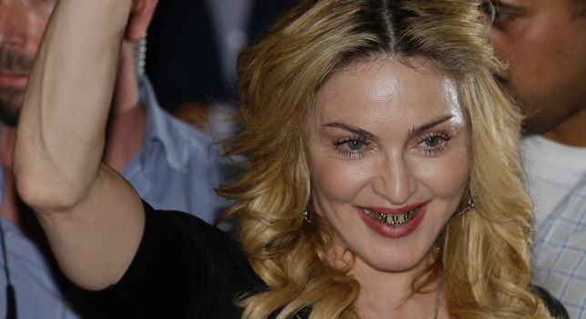 Madonna se decora los dientes con fundas de oro y diamantes