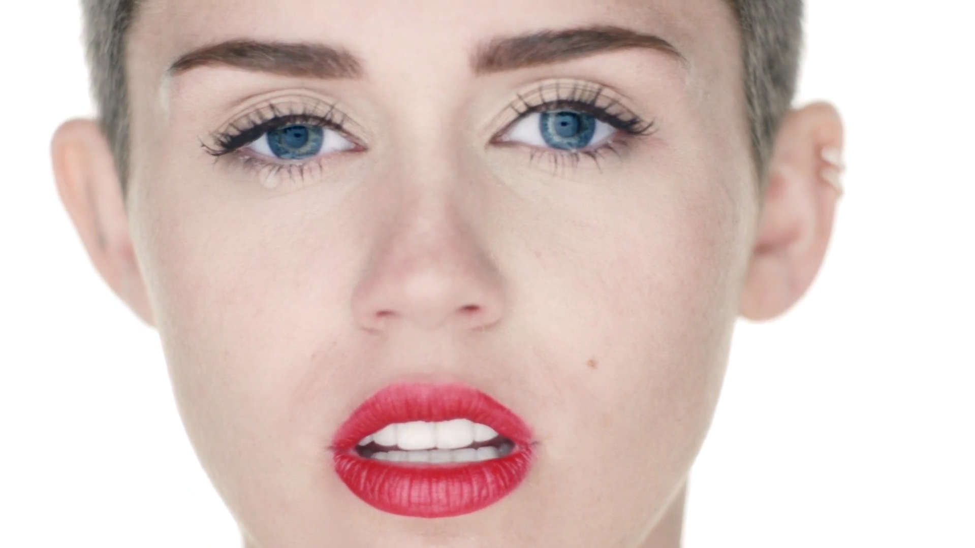 Miley Cyrus la vuelve a liar con "Wrecking Ball"