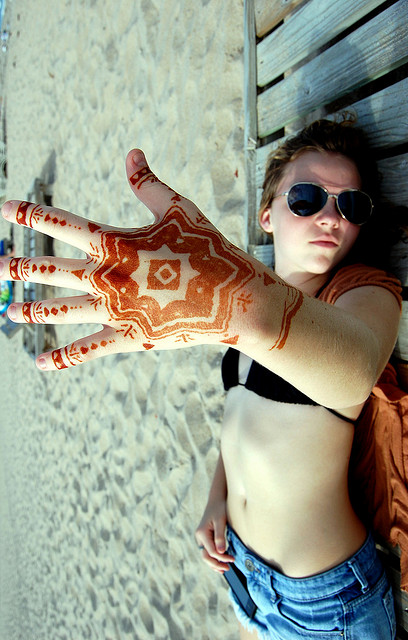 Reflejos naturales y tatuajes no permanentes con henna