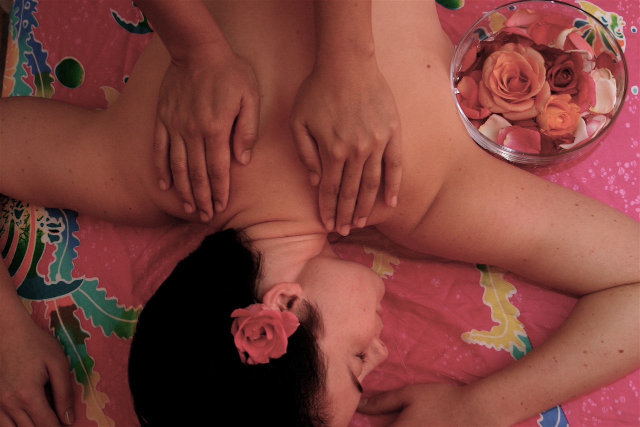 Masaje estimulante y erótico: cómo hacer masaje del yoni