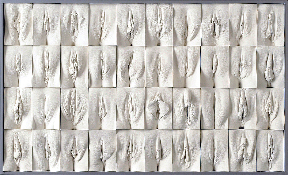 "El Gran muro de la Vagina" esculturas de vaginas